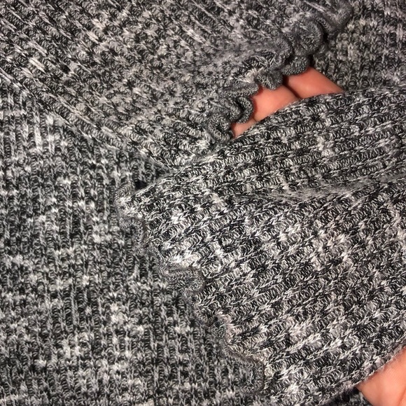 ABERCROMBIE AND FITCH TURTLE NECK - Picture 2 of 4